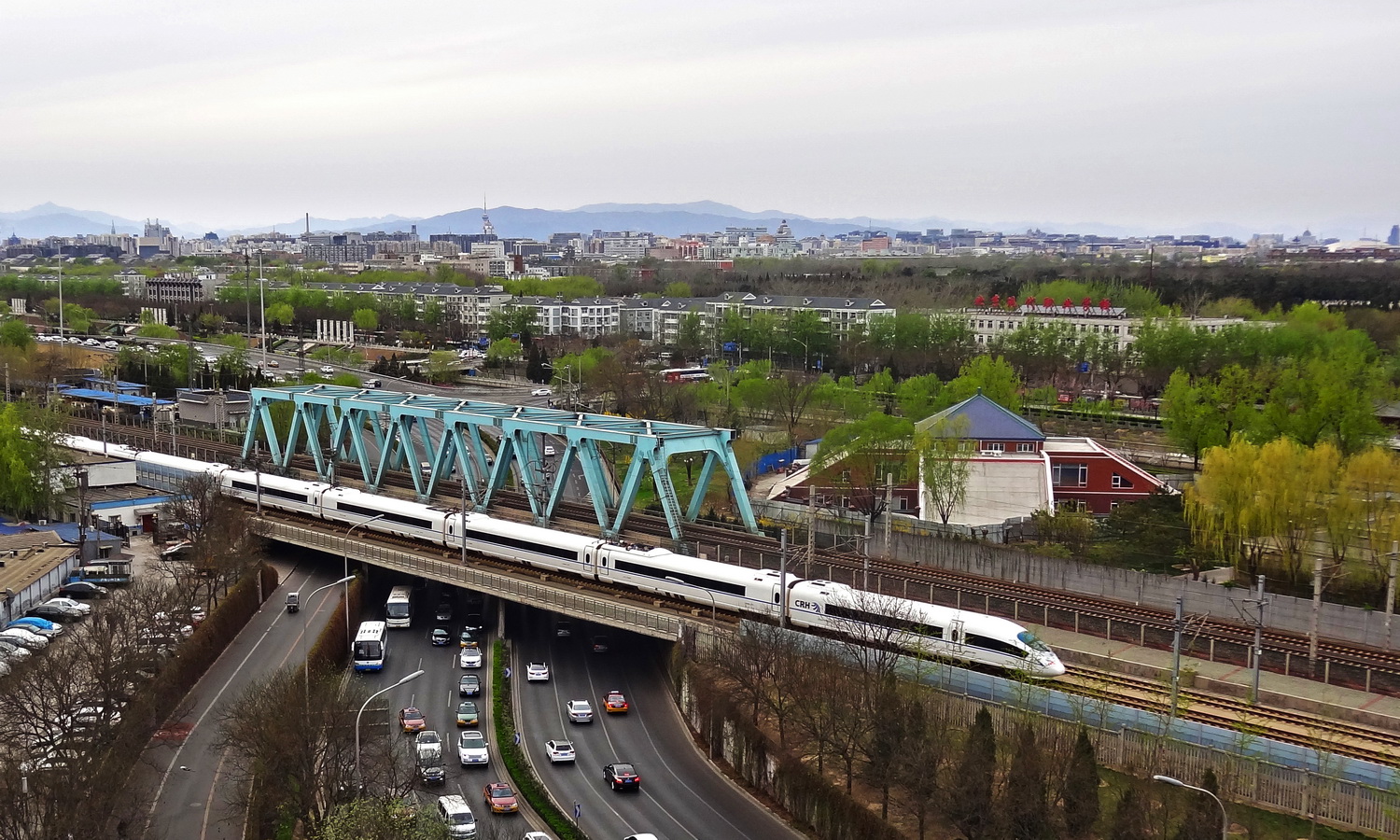 “White bullet trains” shooting across the metropolis